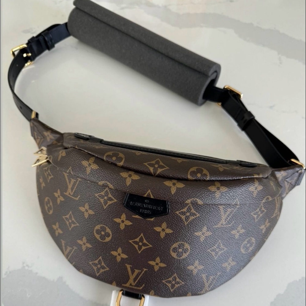 Louis Vuitton Brown Crossbody Bag with Iconic Monogram Pattern